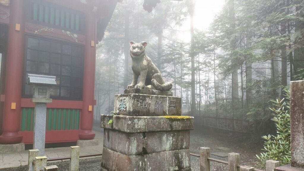 三峰神社　髄神門　霊験あらたかに霧がかかる