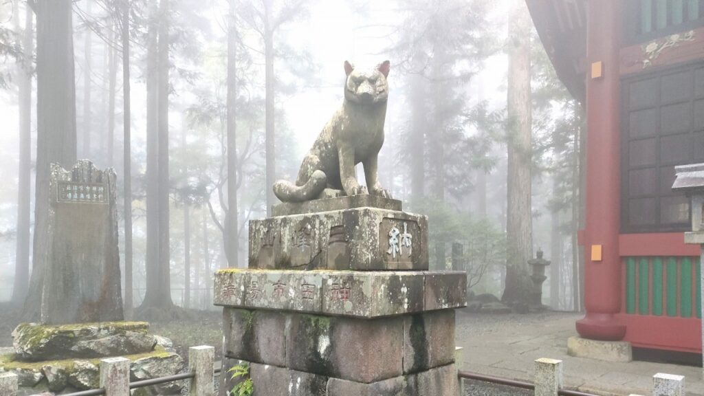 三峰神社　髄神門　霊験あらたかに霧がかかる