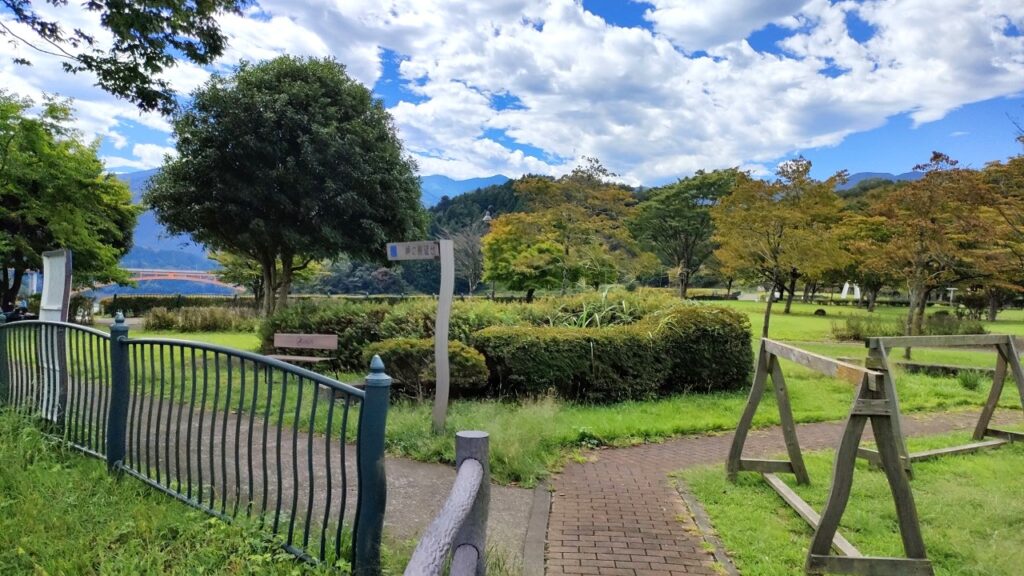 宮ヶ瀬湖　鳥居原湖畔庭園